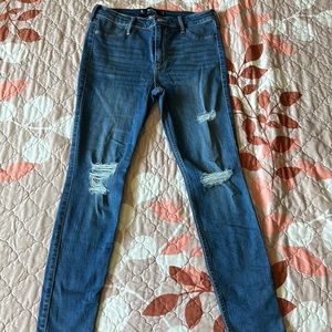 ripped jeans from hollister!! never worn. size: 9s / w:29/L:26🫶🏼